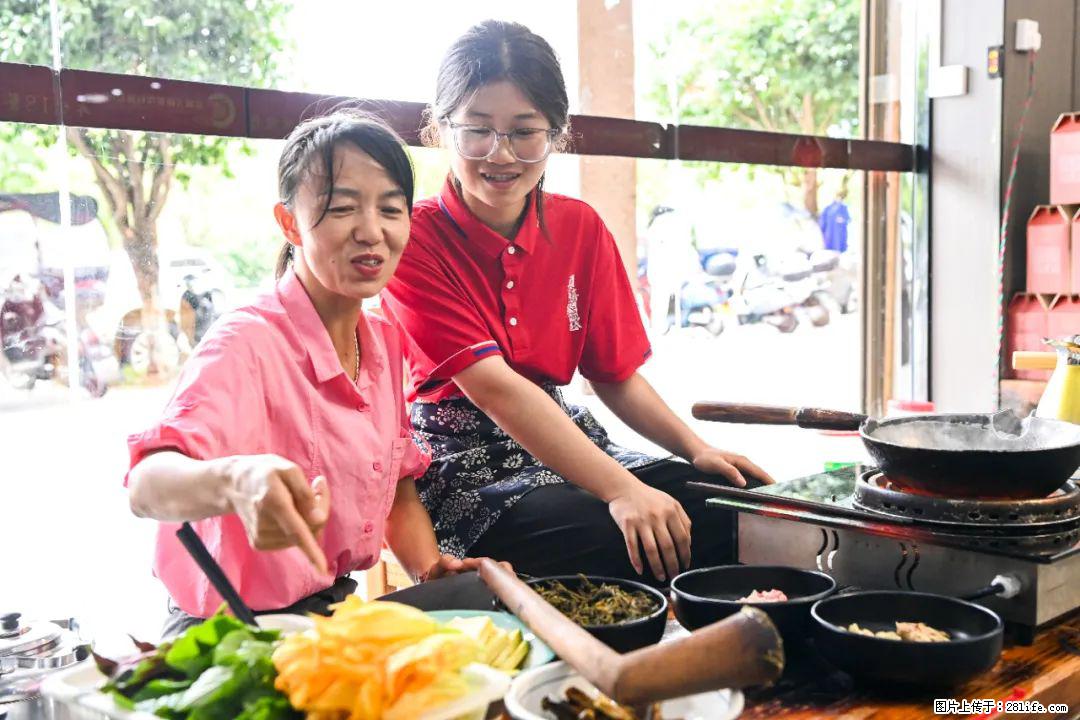 全网追的“扁担女孩”,找了一份暑假工,时薪12元 - 克孜勒苏生活资讯 - 克孜勒苏28生活网 kzls.28life.com
