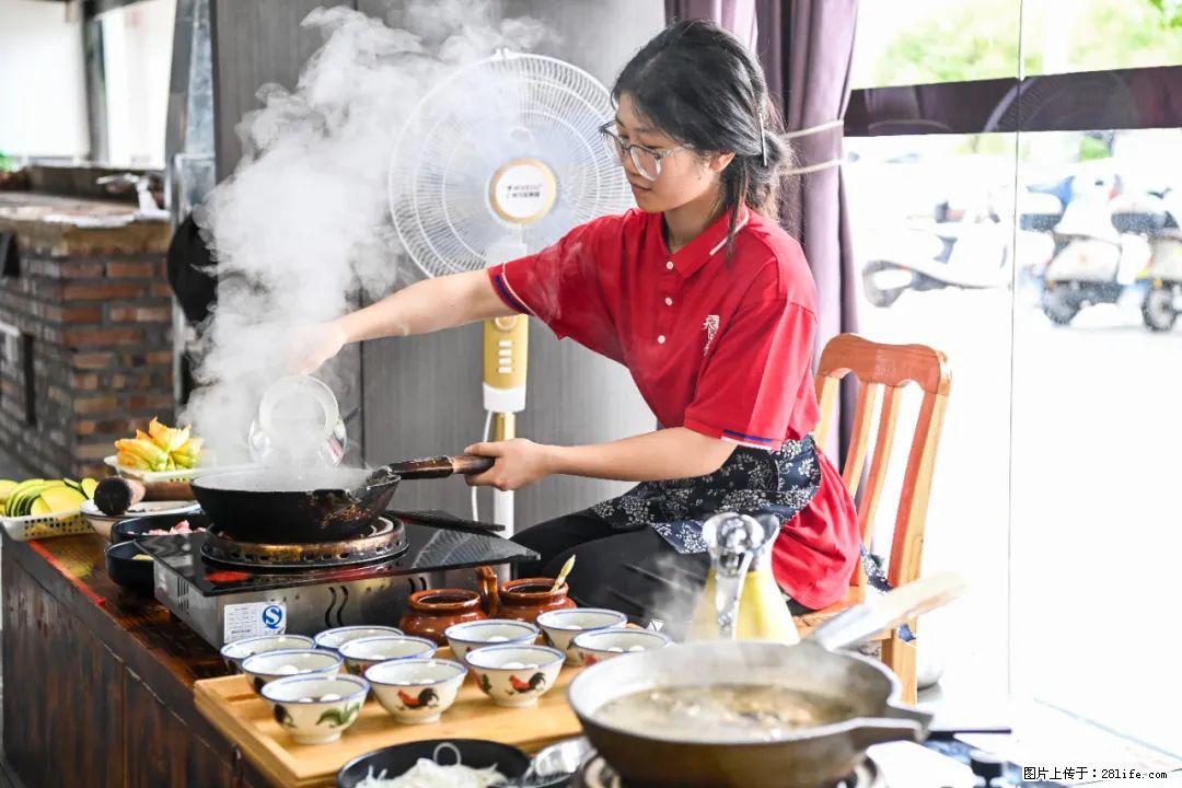 全网追的“扁担女孩”,找了一份暑假工,时薪12元 - 克孜勒苏生活资讯 - 克孜勒苏28生活网 kzls.28life.com